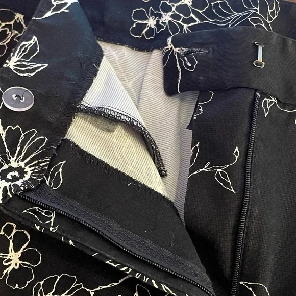 Rafaella‎ capris, black with white flowers, size 8 - Picture 4 of 5